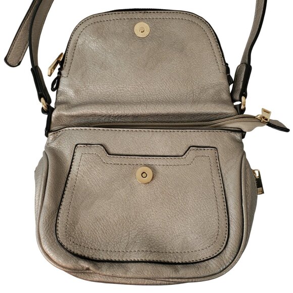 Silver Front Flap Expandable Crossbody Bag Purse. Faux Leather Adjustable Strap. - Picture 4 of 11